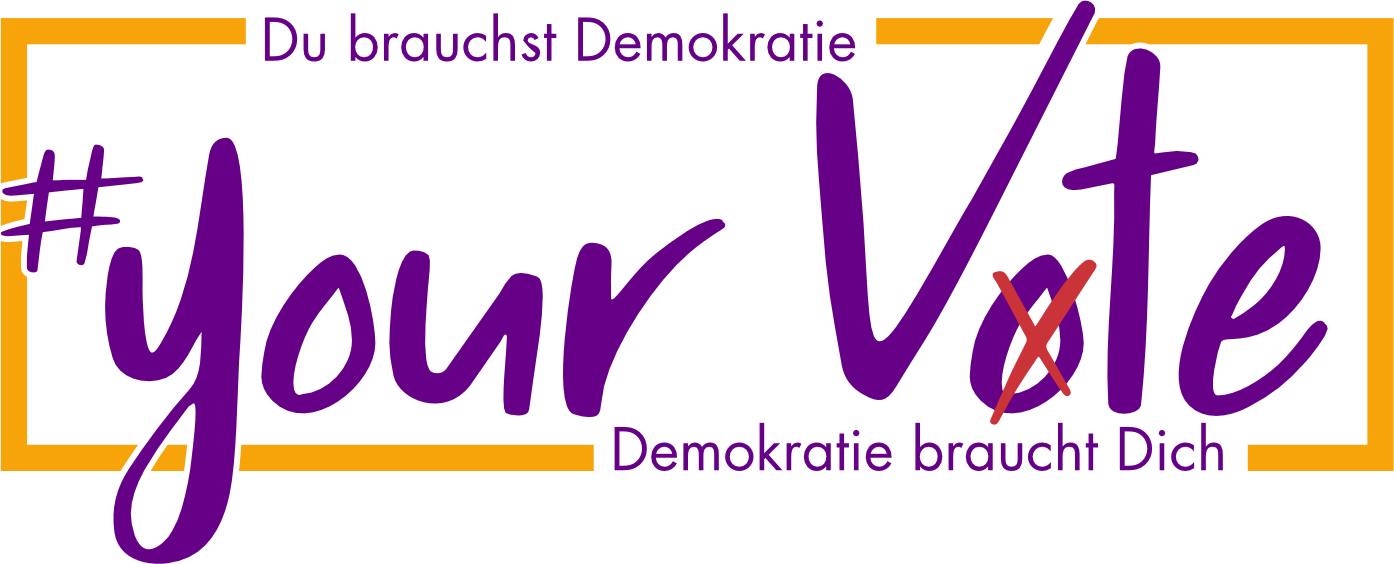 Ein Logo in dessem Zentrum "#YourVote" steht. Darüber "Du brauchst Demokratie" und darunter "Demokratie braucht dich".